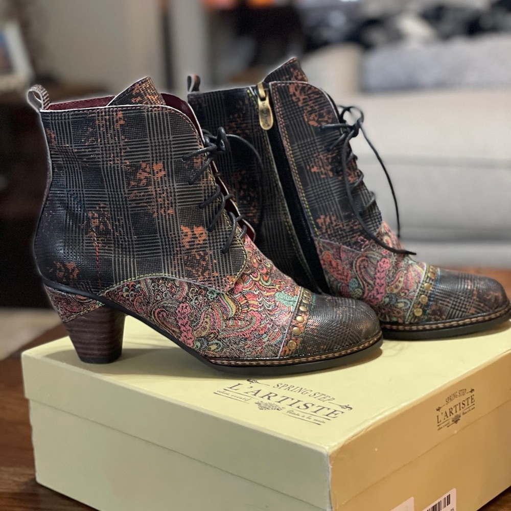 Women’s size 37 prairie style boots